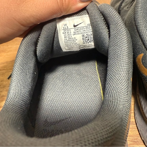 Nike Quest Black and Gold Running Shoes, Men’s 11.5 - Picture 4 of 7